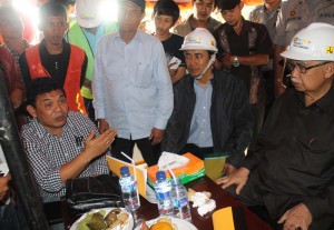 gub_longsor2 mendengar penjelasan Zamzami