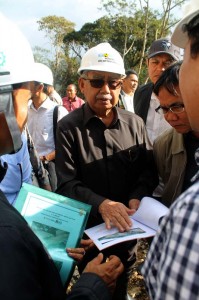 Gubernur mengecek perencanaan pembangunan jalan di tangsaran