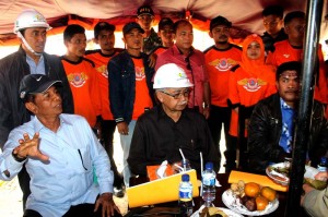 Pengusaha Lukman CM dari Pelita Nusa sedang menjelaskan proyek jalan di tngsaran Gayo Lues