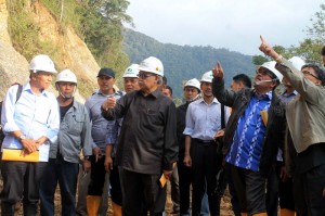 Gubernur di lokasi lonsor tangsaran