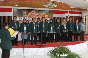 Sekretaris IDI Aceh dr. Rais melantik Ketua IDI Gayo Lues dr.Basumi beserta pengurus lainya di Bale Musara. (LGco_Anuar Syahadat)