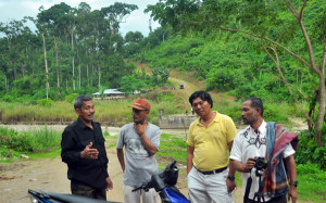 Gecik Berlian (paling kiri) bersama Khalisuddin, dan Joe Samalanga (paling kanan). (LGco_Muzakir)