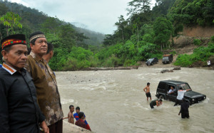 Camat Lokop Serbejadi, Kamaruddin (dua dari kiri) di jembatan putus Aih Putih. (LGco_Khalis)