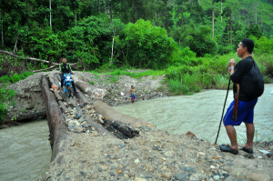 Titi kayu swadaya masyarakat di Aih Putih. (LGco_Khalis)