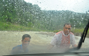Usaha penyelamatan oleh Junaidi, salah seorang putra Gayo Lokop yang duduk di DPRK Aceh Timur 2014-2019. (Foto : LGco_Khalis)