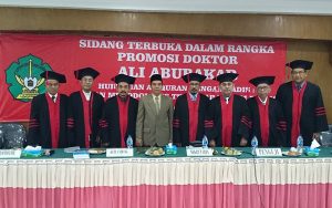 Ali bersama para Profesor tim penguji. (foto : ist)