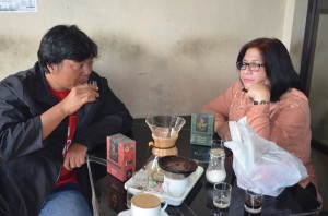 Ezki ngopi bersama tokoh muda Gayo di perantauan Win Wan Nur. (LGco_Khalis)