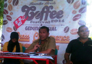 Kepala Dinas Kebudayaan dan Pariwisata Kota Banda Aceh Teuku Samsuar pada jumpa pers di Blang Padang Coffee, selasa (11/11/2014)