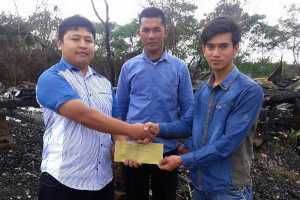 Ketua Purna Paskibraka Indonesia kab. Bener Meriah, Jawahir (kiri) serahkan bantuan sosial kepada rekannya yang tertimpa musibah. (LGco_ist)