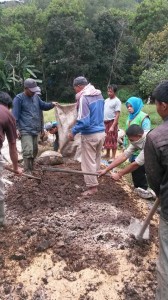 Masna Manurung (rompi hijau) memandu anggota Poktan Tunes Mude membuat bokashi. Bokasi