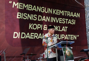 Bupati Aceh Tengah, Ir. Nasaruddin, MM di festival Kampung Kopi dan Coklat di Plaza Selatan Senayan-Jakarta, Sabtu 6 November 2014. (Foto : Murizal Hamzah)