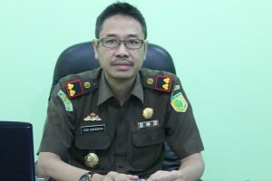 Kepala Kejaksaan Negeri (Kajari) Kutacane Edi Dikdaya,SH,M.Si saat memberikan keterangan kepada LintasGayo.co Selasa (23/12) diruang kerjanya. (LGco_Zulfan)