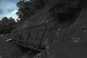 Foto error di jembatan Tangsaran dengan hasil gelap yang diedit dengan hanya menaikkan cahaya. (LGco_Khalis)