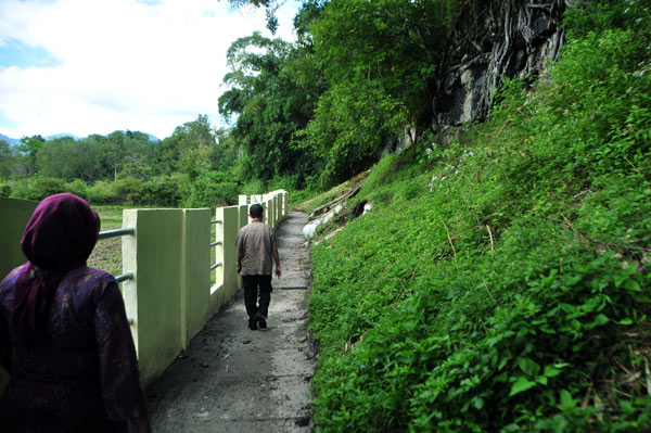 Wisatawan memasuki lokasi Loyang Ujung Karang