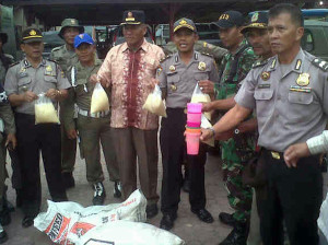 Tim gabungan razia minuman keras di Gayo Lues dengan barang bukti Tuak. (LGco_Anuar S)