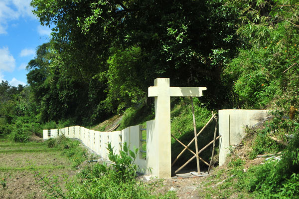 Pagar tanpa pintu di gerbang.