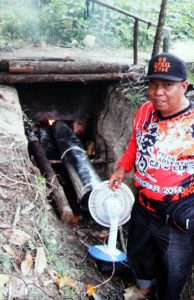 Wabup Gayo Lues Adam di penyulingan sere wangi berbahan bakar batu bara. (ist)