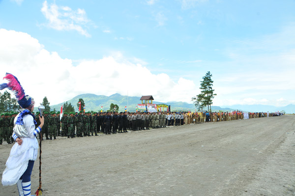 Peserta upacara peringatan HUT Bener Meriah ke-11 di lapangan Sengeda. (LGco_Khalis)