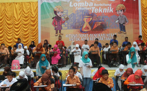 Para peserta Lomba serius dalam menjawab soal LBFT Unsyiah di Kutacen, Minggu (25/1).(LGco_Zulfan)