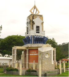 Tugu Aman Dimot sebelum perubahan warna (2012). (Foto : kaloada.blogspot.com)