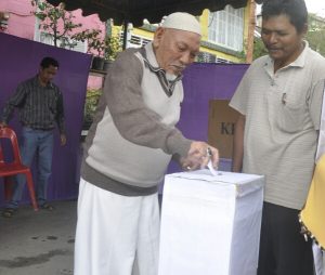 Seorang Tokoh Masyarakat Kampung Bale yang sedang memberikan hak suaranya. (Ist)