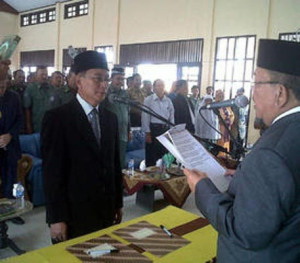 Bupati Agara Hasanuddin saat melantik Prof .Dr. Hasnudi, MS menjadi Rektor UGL.