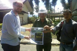 Shane Barter, Ph.D di saksikan Kepala BPT dan Kebun Percontohan Kopi Gayo Aceh Bardi Ali, S.Spt dan Biro Bener Meriah LintasGayo.co Abul Rahman dan Junaidi (JW) serahkan Tabloid LintasGayo.co
