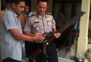 Kapolres Gayo Lues AKBP Bhakti E.Nurmansyah memegang senjata laras panjang yang diamankan dari warga Kecamatan Pining untuk berburu burung Rangkong Badak (Reje Bujang-Gayo:red)