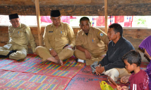 Bupati Bener Meriah Ruslan Abdul Gani dan rombongan bersama keluarga korban amukan gajah. (LGco_ist)