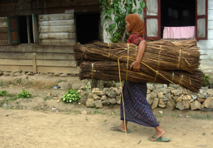Warga dengan bahan baku anyaman tikar (kertan). (LGco_Khalis)