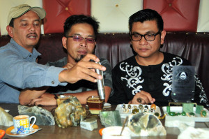 Anda Syuhada (kanan) bersama kolektor Giok Gayo. (LGco_Khalis)