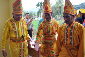 Bupati Bener Meriah, Camat Syiah Utama dan Kepala kampung Gerpa saat akan masuki kantor desa yang baru diresmikan oleh Bupati Bener Meriah. (LGco_Muzakir)