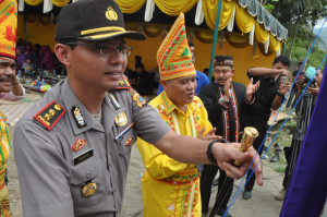 Kapolres Bener Meriah membuka papan nama kantor Kepala Kampung Gerpa. (LGco_Zakir)
