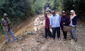 Tawar Nate selaku koordinator anggota DPRK dari Partai Aceh (PA) yang didampingi rekannya Dedi Noviansyah (Golkar), Usman Karim (PKB), Hj.Nurlaili SAP (PKPI) dan satu Guru CPNS saat Rises menuju Desa Lesten. (LGco_Anuar Syahadat)