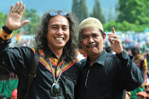 Buniyamin (kanan) bersama penyair Fikar W. Eda. (LGco_Khalis)