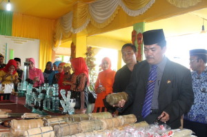 Bupati Gayo Lues perhatikan Gulan Aren Gayo Lues. (LGco_Anuar Syahadat)
