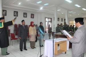 Sekda Gayo Lues Thalib,S.Sos sedang mengambil Sumpah tiga Pejabat Struktural Esalon II, III, dan IV di lingkup Pemerintahan Kabupaten Gayo Lues. (LGco_Anuar Syahadat)