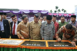 tanda tangan prasasti sekolah di Bener Meriah oleh Anies Baswedan