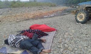 tiga anggota dprk bersama supir tidur di bantaran sungai Lesten
