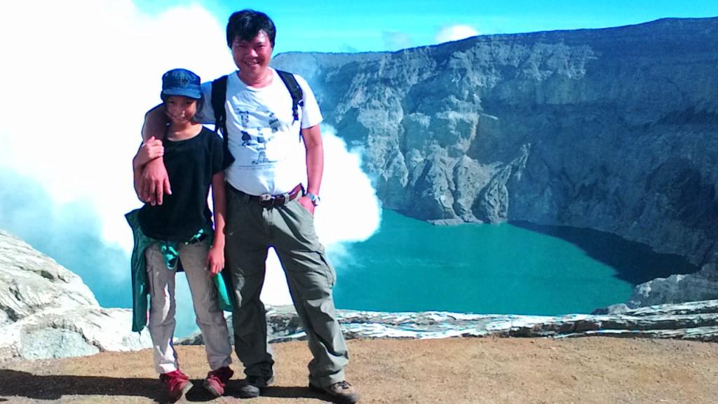 Aku dan ayahku di puncak kawah Ijen