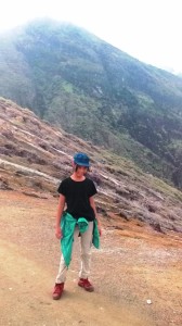 Aku dengan latar belakang Puncak Merapi yang terlihat dari selat Bali