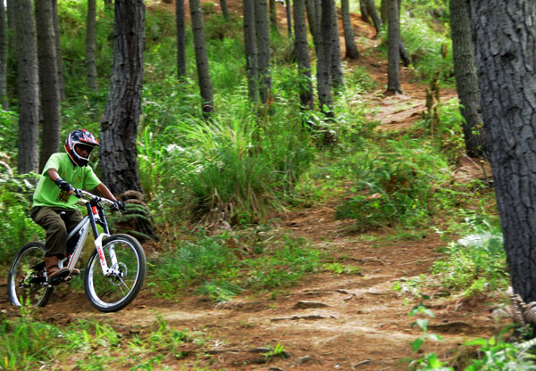 Penulis mencoba trek Down Hill di Bur Gayo.(LGco_Mnawardi)