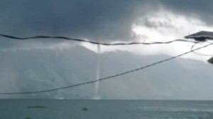 Angin badai mirip Tornado di Lut Tawar. (Foto Kiriman Pembaca)