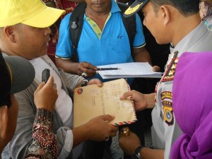 Ketua LSM LP2IM, M.Sopyan Desky menyerahkan Berkas laporan kepada Kapolres Agara AKBP Eko Wahyudi SiK  beberapa waktu lalu terkait belum dibayarnya gaji PPS Agara. (LGco : Zulfan)