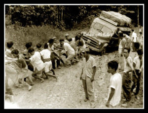 Kondisi transportasi Jalan TakBir (Takengon-Bireuen) Km 21 (dekat Krueng Simpur) tahun 1958. (Doc. AS Kobat)