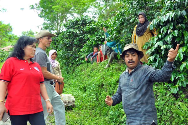 Wapres Royal Coffee California bersama petani kopi Gayo di Takengon.(LGco_Khalis)