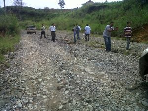 Tim Pansus DPRA saat meninjau jalan di Perbatasan Bener Meriah-Aceh Utara