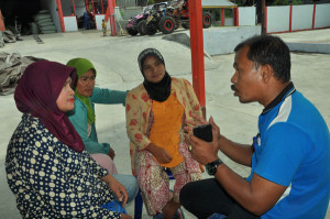 Kepala BPP Bebesen berdiskusi dengan petani Deah Niken di Umang Aceh Tengah. (LGco_Khalis)