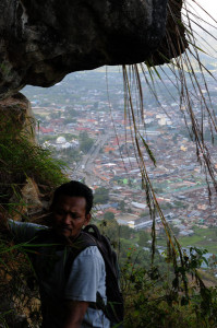Pemerhati wisata Gayo, Win Ruhdi Bathin saat berada di Atu Tingok. (LGco_Khalisuddin)