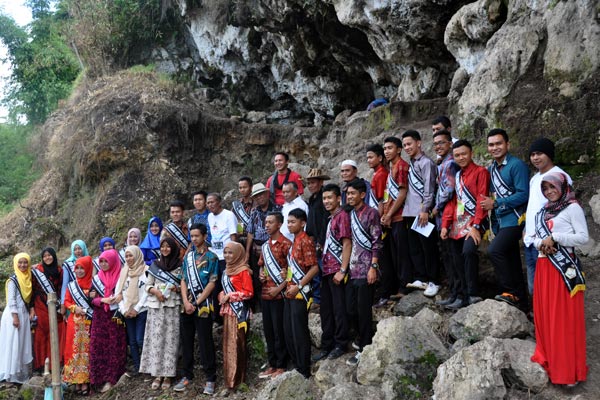 Duta Wisata Aceh Tengah 2015 dan sejumlah ceh Didong di Loyang Mendale. (LGco_Khalis)